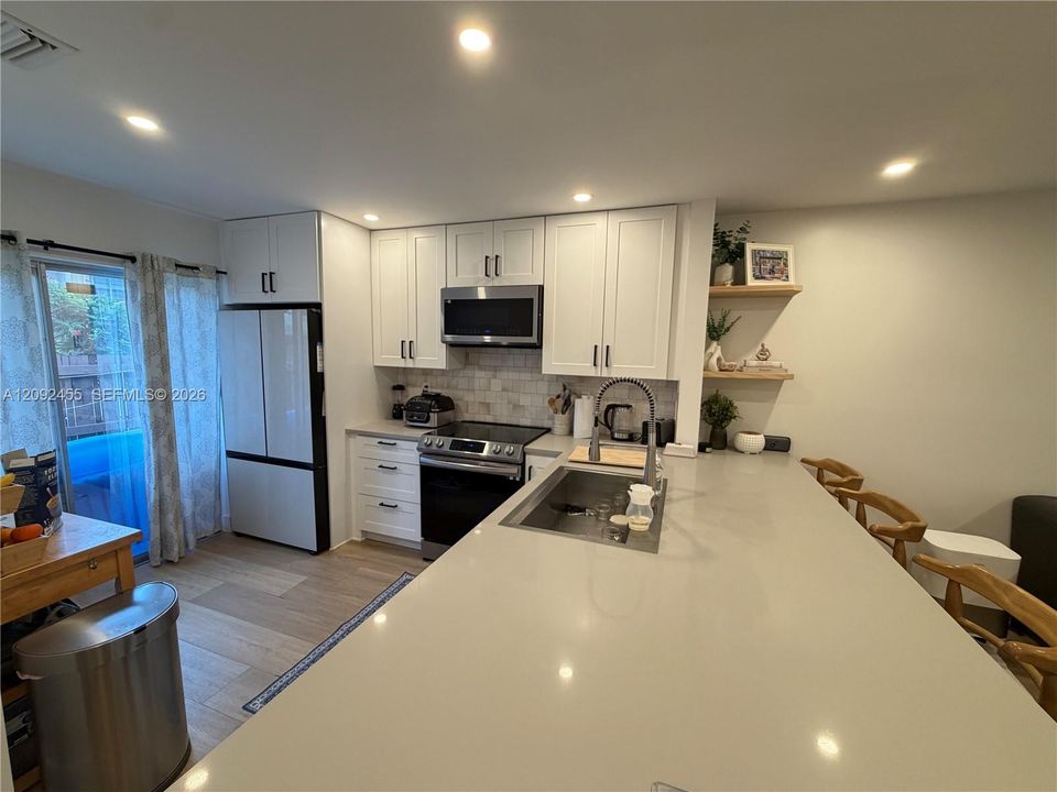 For Sale: $330,000 (2 beds, 2 baths, 987 Square Feet)