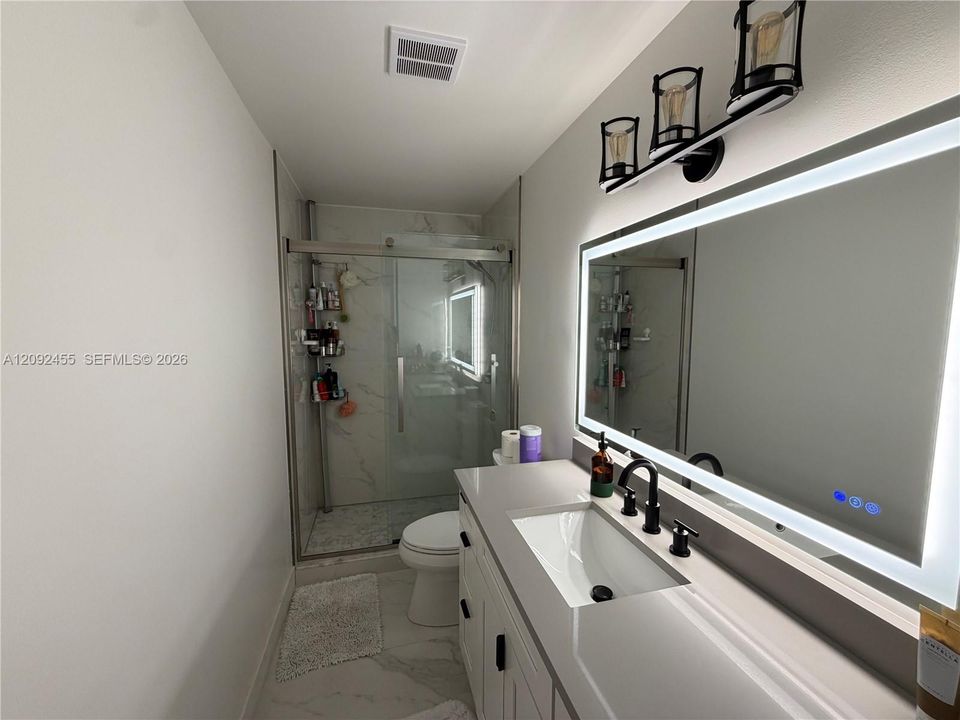 For Sale: $330,000 (2 beds, 2 baths, 987 Square Feet)