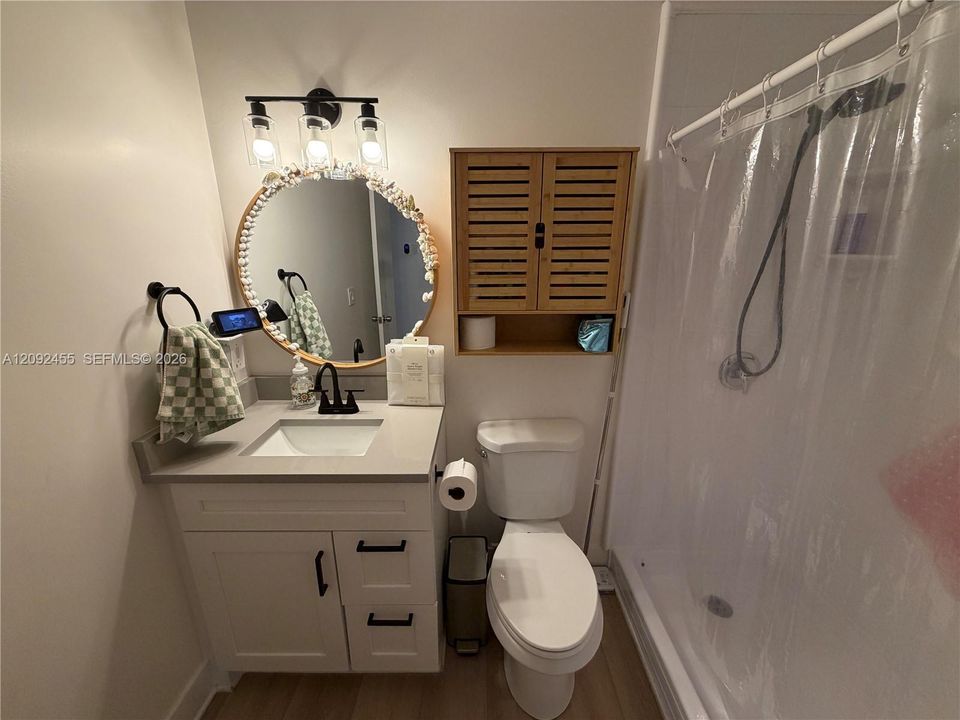 For Sale: $330,000 (2 beds, 2 baths, 987 Square Feet)