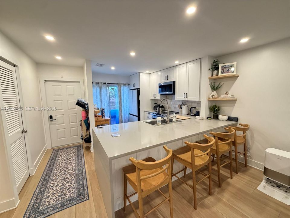 For Sale: $330,000 (2 beds, 2 baths, 987 Square Feet)