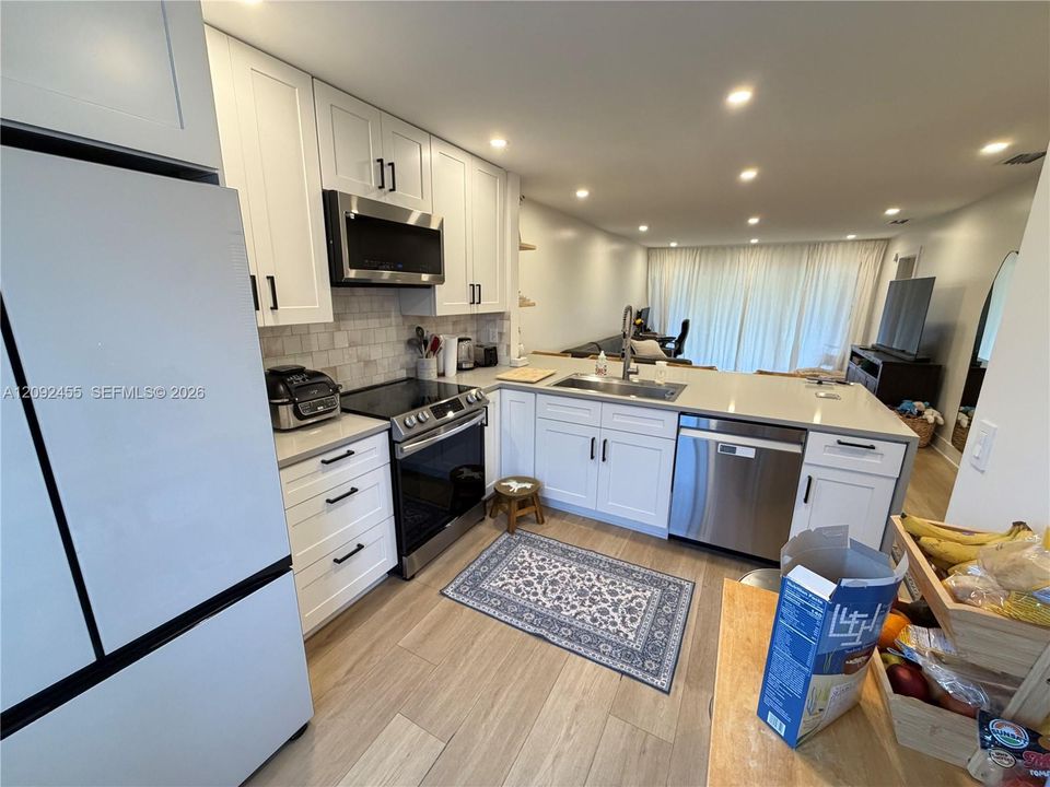 For Sale: $330,000 (2 beds, 2 baths, 987 Square Feet)