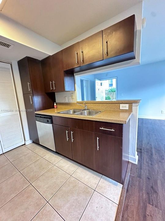 В аренду: $1,830 (2 спален, 1 ванн, 731 Квадратных фут)