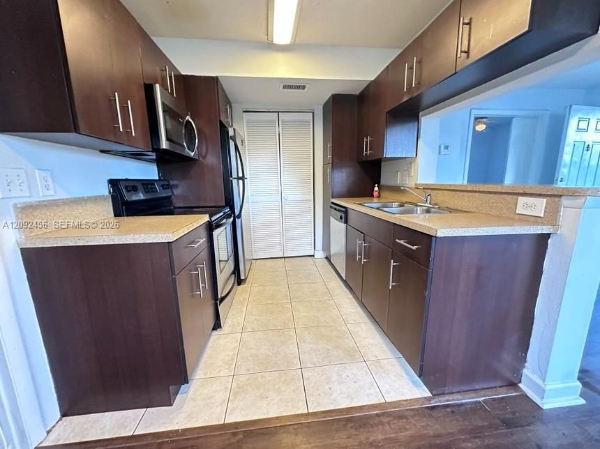 В аренду: $1,830 (2 спален, 1 ванн, 731 Квадратных фут)