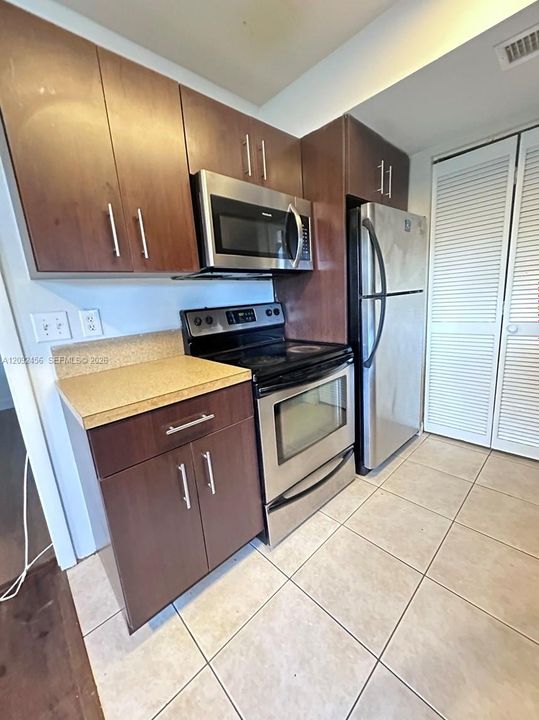 В аренду: $1,830 (2 спален, 1 ванн, 731 Квадратных фут)