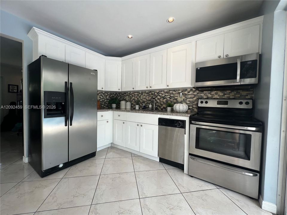 For Sale: $749,000 (3 beds, 2 baths, 924 Square Feet)