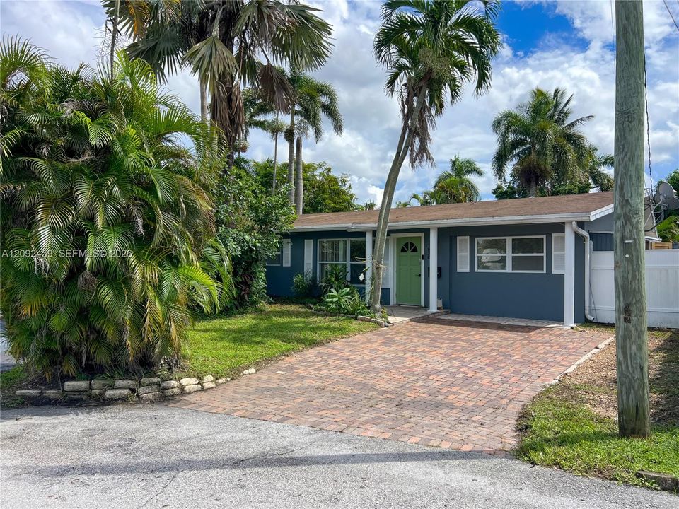 For Sale: $749,000 (3 beds, 2 baths, 924 Square Feet)