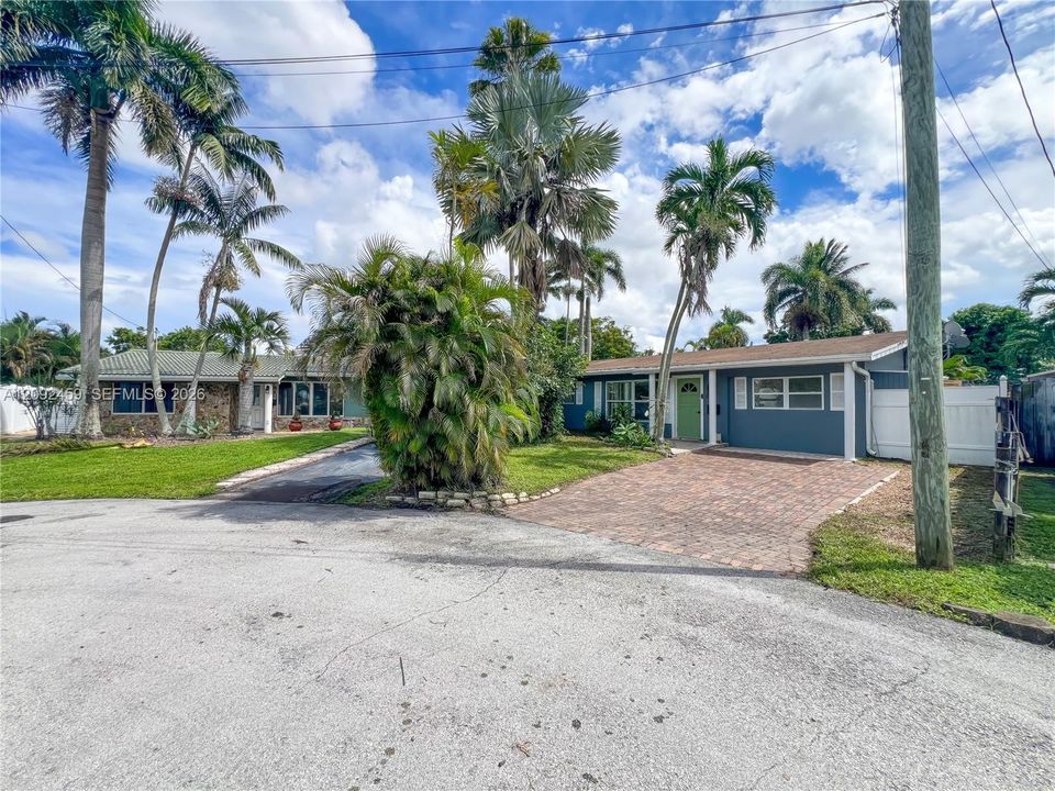 For Sale: $749,000 (3 beds, 2 baths, 924 Square Feet)