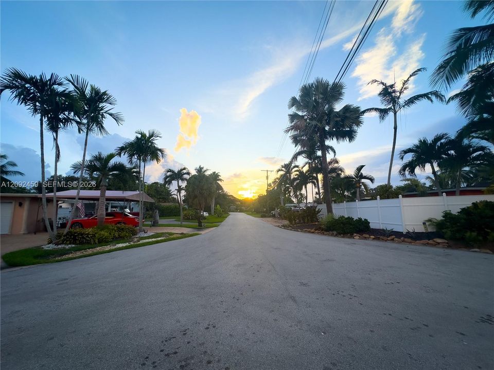 For Sale: $749,000 (3 beds, 2 baths, 924 Square Feet)