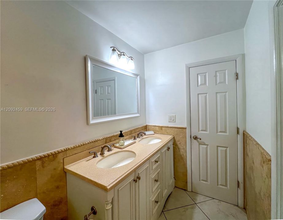 For Sale: $749,000 (3 beds, 2 baths, 924 Square Feet)