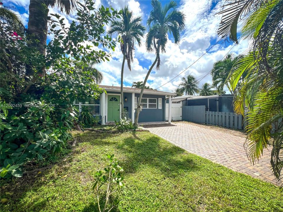 For Sale: $749,000 (3 beds, 2 baths, 924 Square Feet)