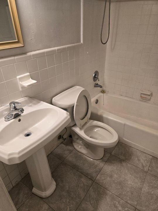 For Sale: $165,000 (2 beds, 1 baths, 838 Square Feet)