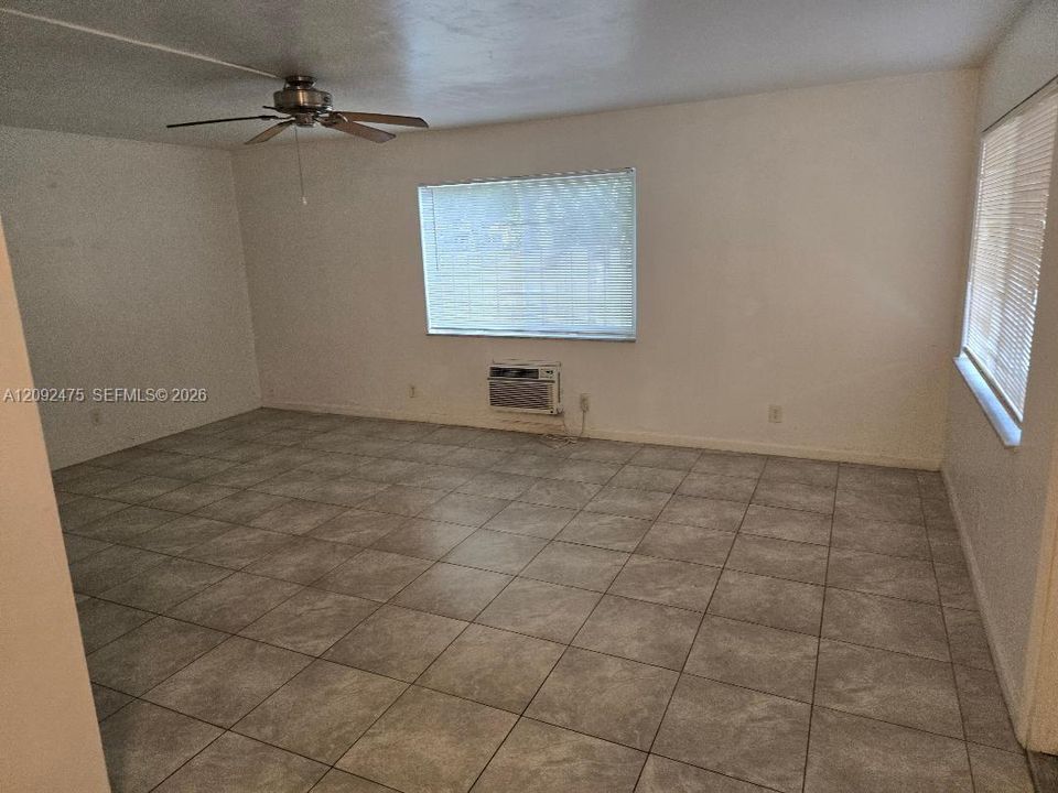 For Sale: $165,000 (2 beds, 1 baths, 838 Square Feet)