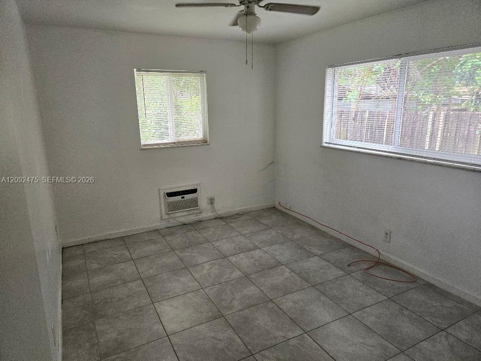 For Sale: $165,000 (2 beds, 1 baths, 838 Square Feet)