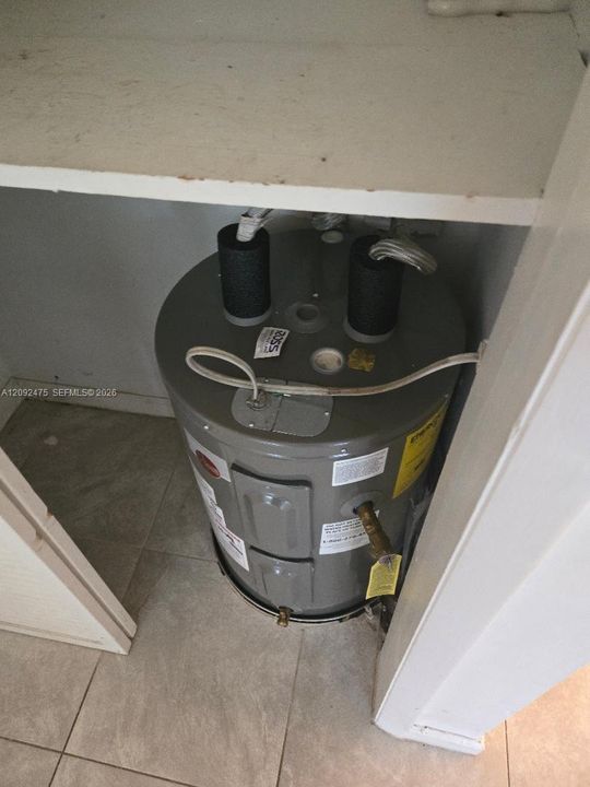 For Sale: $165,000 (2 beds, 1 baths, 838 Square Feet)