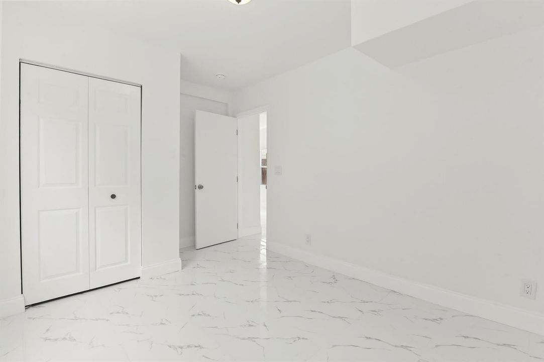 17 Bedroom 04