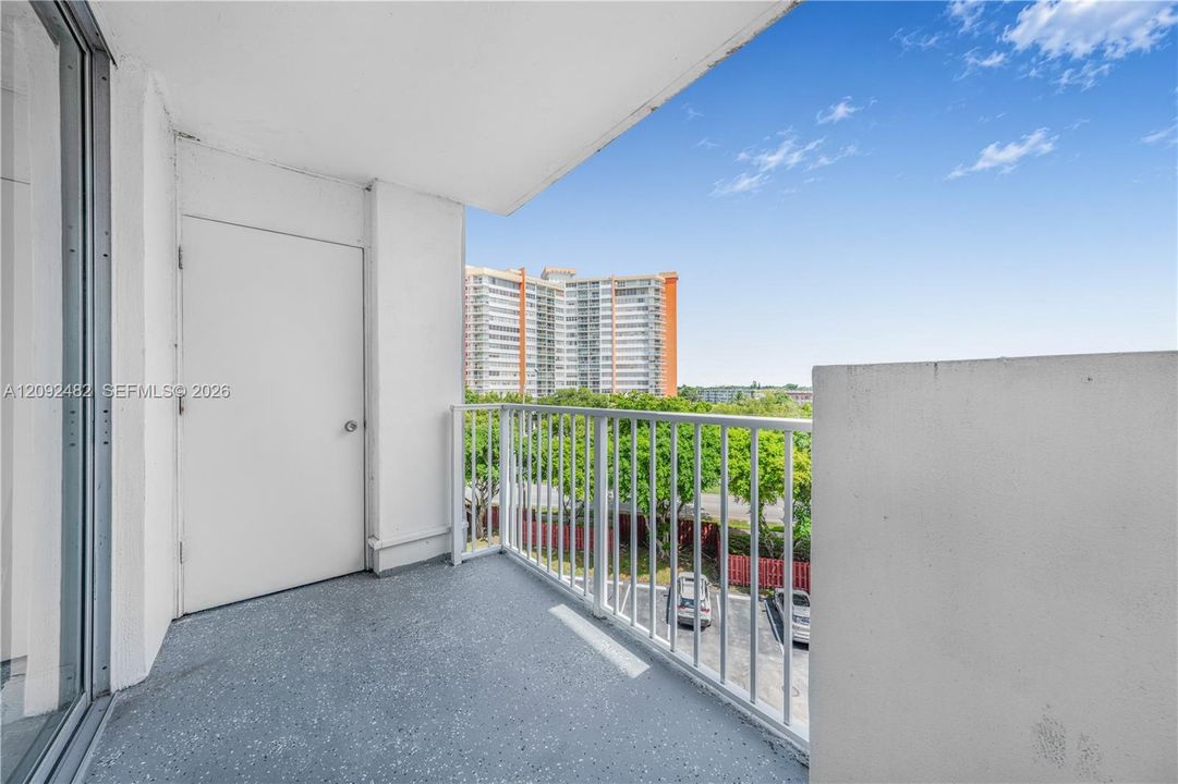 В аренду: $2,300 (1 спален, 1 ванн, 825 Квадратных фут)