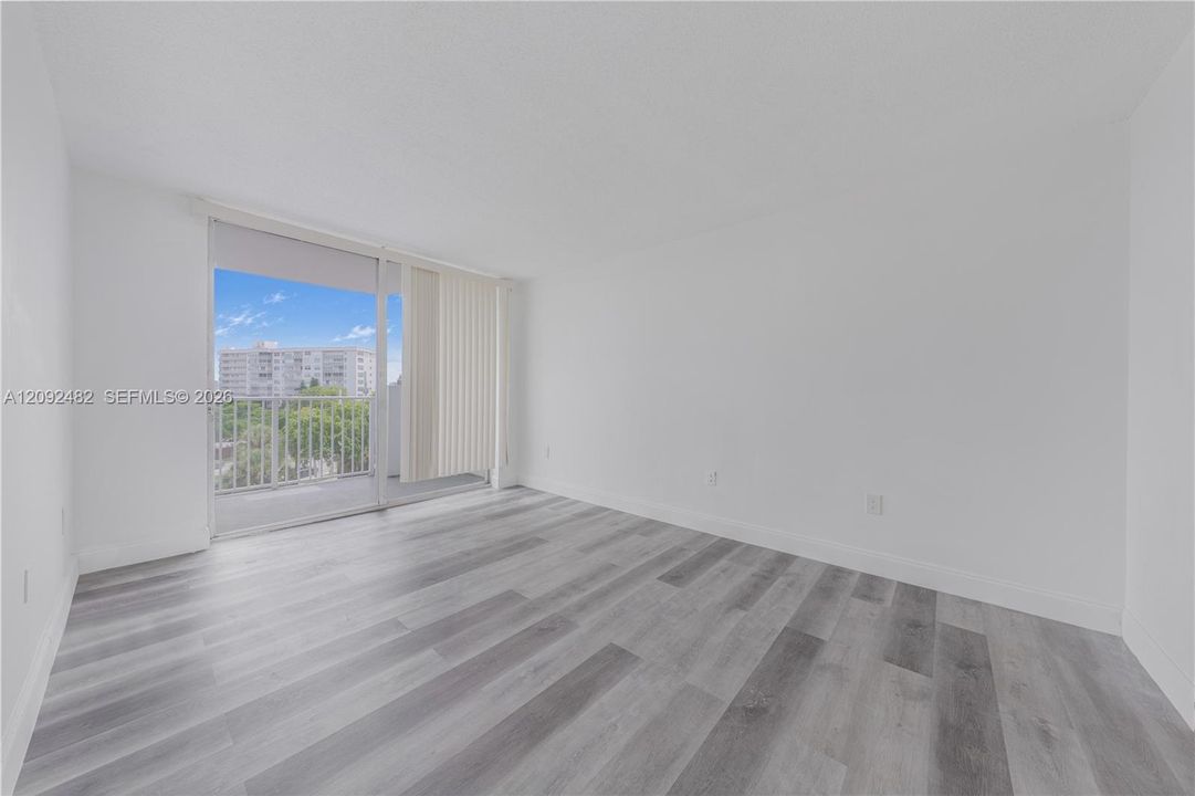 В аренду: $2,300 (1 спален, 1 ванн, 825 Квадратных фут)