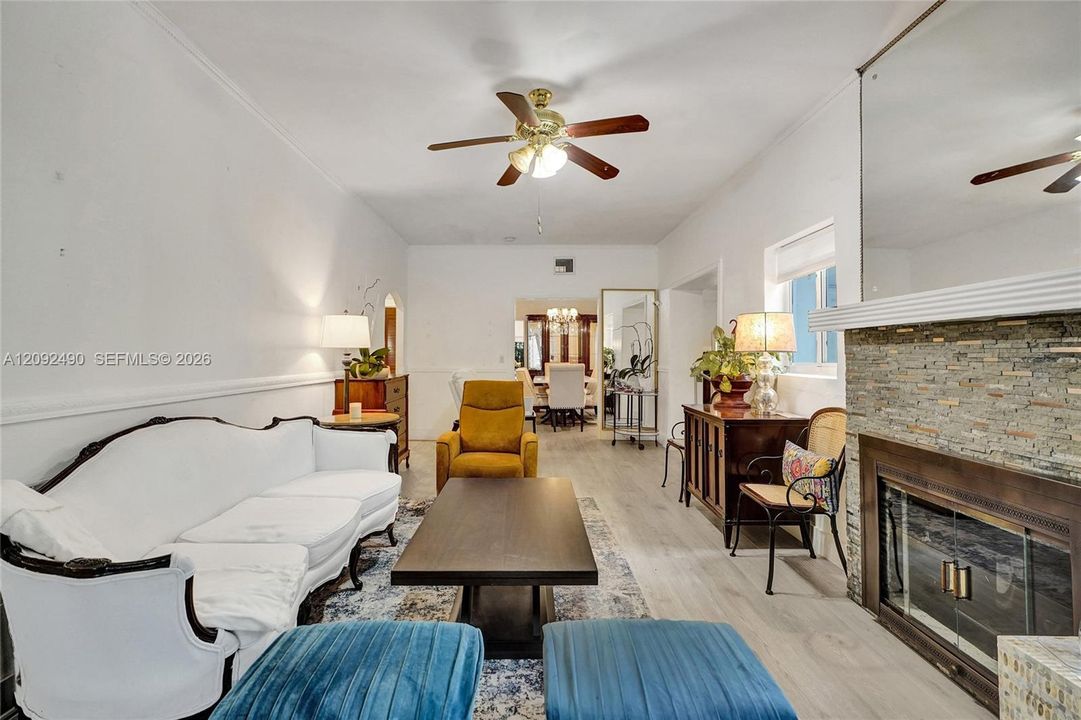 En Venta: $949,000 (3 camas, 2 baños, 2070 Pies cuadrados)