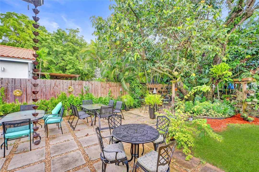 En Venta: $949,000 (3 camas, 2 baños, 2070 Pies cuadrados)