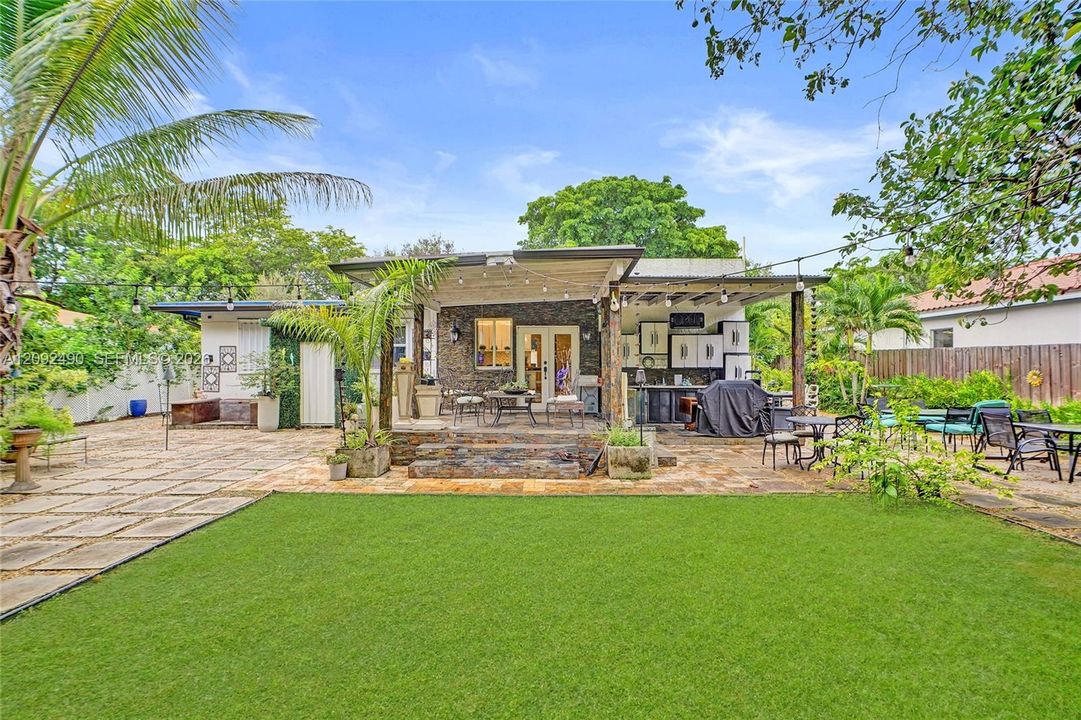 En Venta: $949,000 (3 camas, 2 baños, 2070 Pies cuadrados)