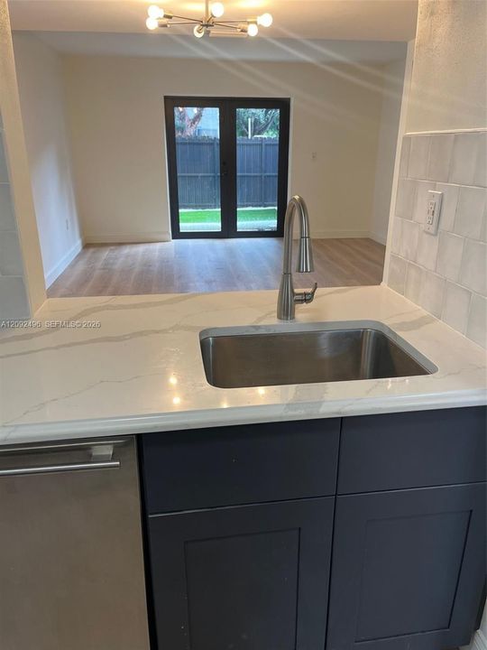 For Rent: $2,500 (2 beds, 1 baths, 980 Square Feet)
