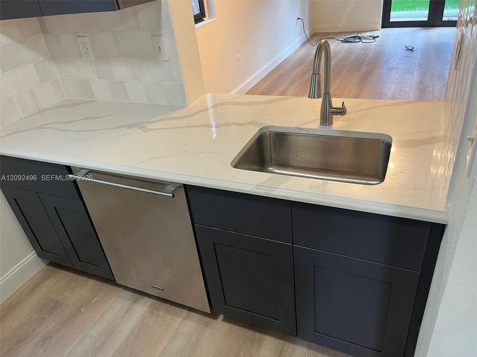 For Rent: $2,500 (2 beds, 1 baths, 980 Square Feet)