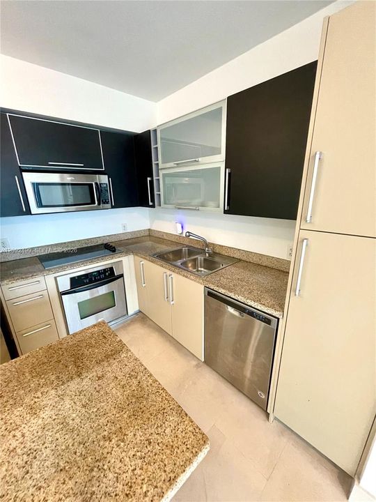 For Rent: $2,250 (1 beds, 1 baths, 762 Square Feet)
