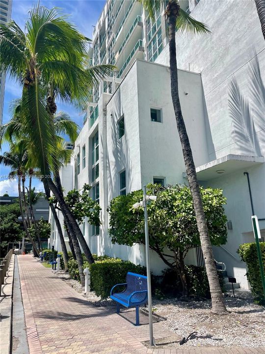 For Rent: $2,250 (1 beds, 1 baths, 762 Square Feet)