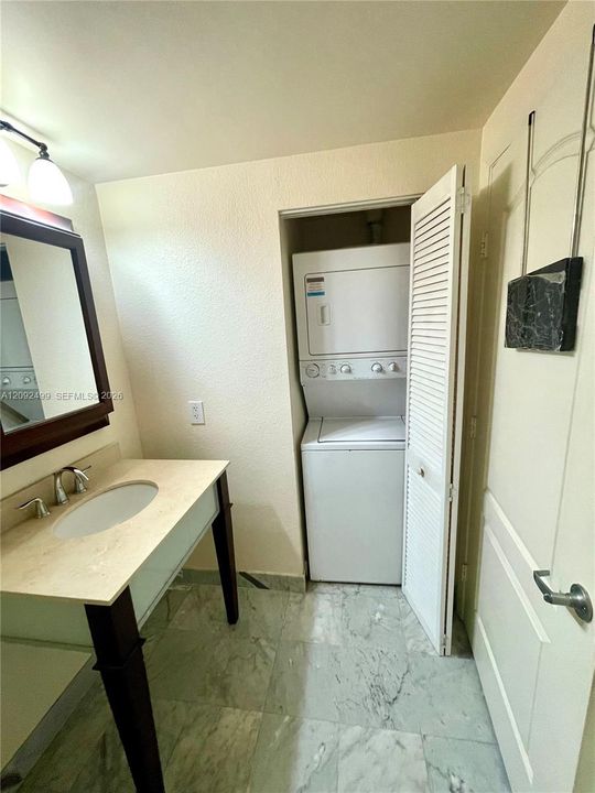 For Rent: $2,250 (1 beds, 1 baths, 762 Square Feet)