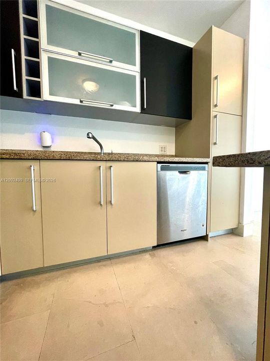 For Rent: $2,250 (1 beds, 1 baths, 762 Square Feet)