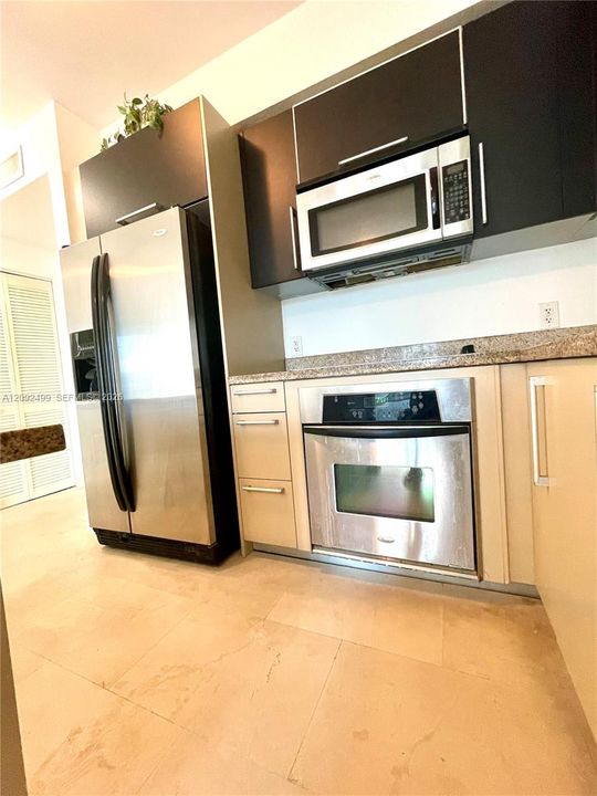For Rent: $2,250 (1 beds, 1 baths, 762 Square Feet)