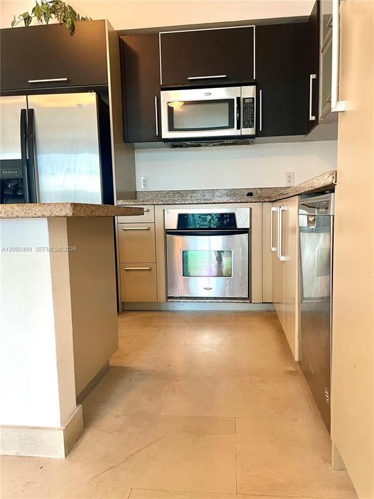 For Rent: $2,250 (1 beds, 1 baths, 762 Square Feet)
