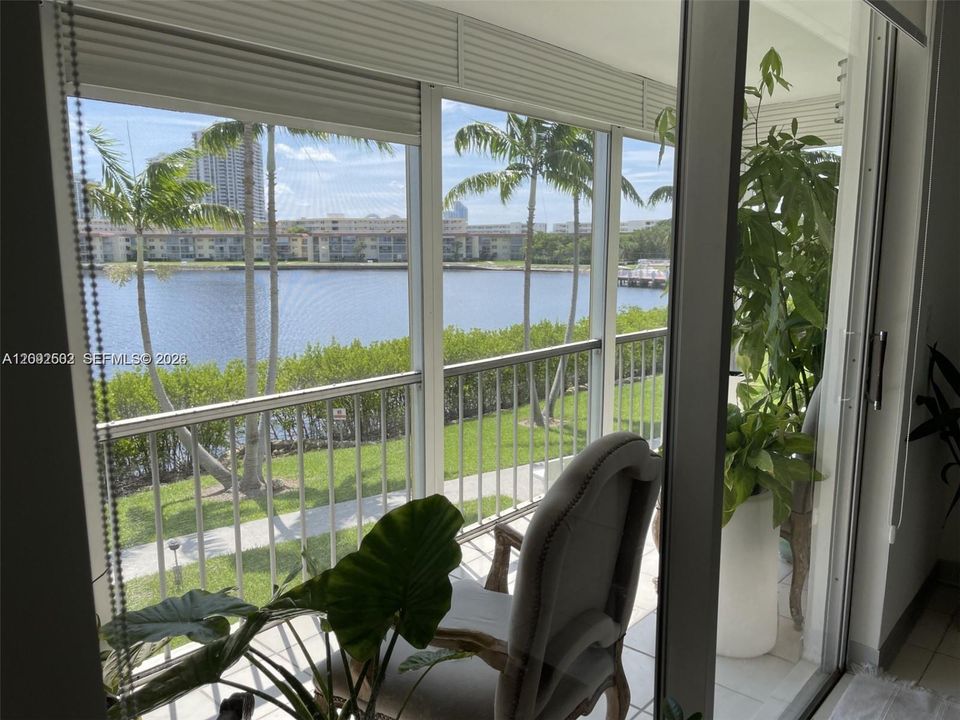 For Rent: $2,400 (2 beds, 2 baths, 1083 Square Feet)
