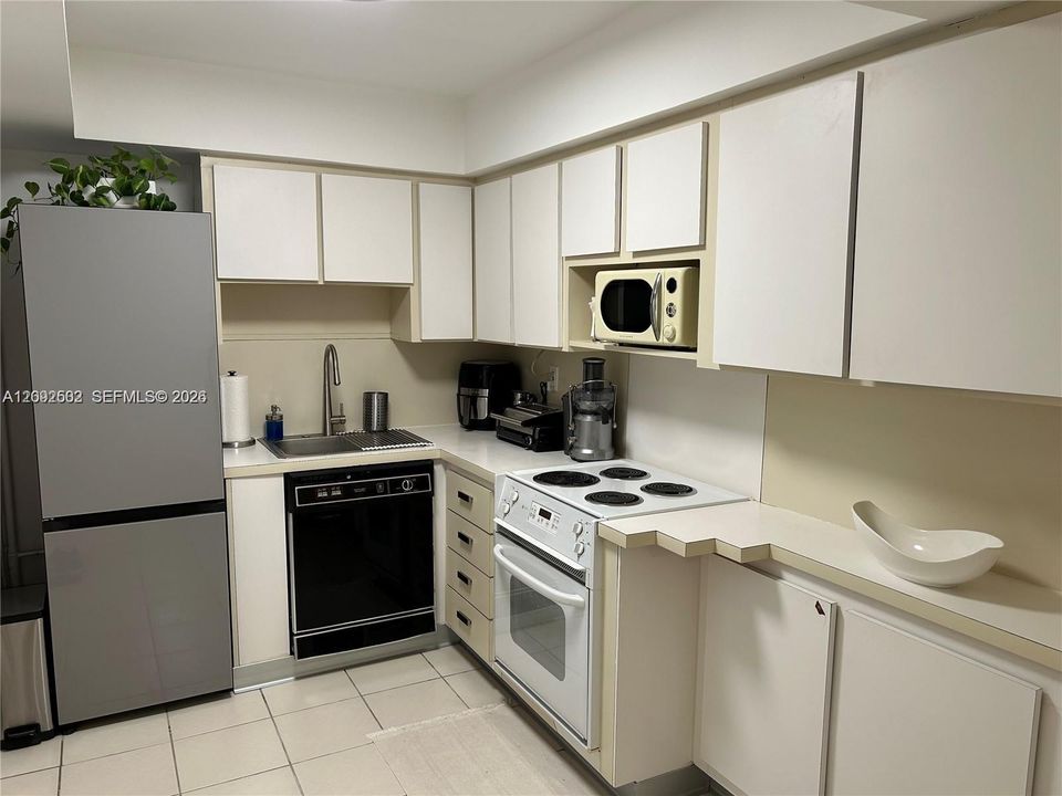 For Rent: $2,400 (2 beds, 2 baths, 1083 Square Feet)