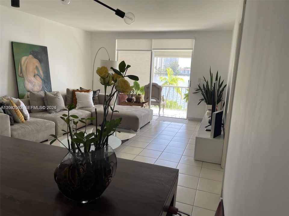 For Rent: $2,400 (2 beds, 2 baths, 1083 Square Feet)