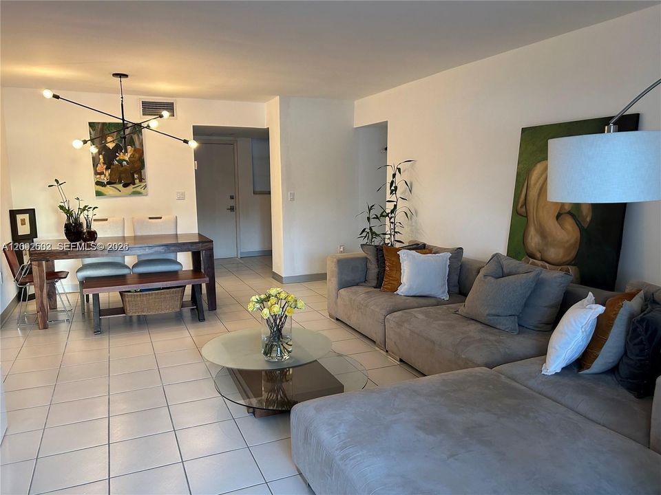 For Rent: $2,400 (2 beds, 2 baths, 1083 Square Feet)