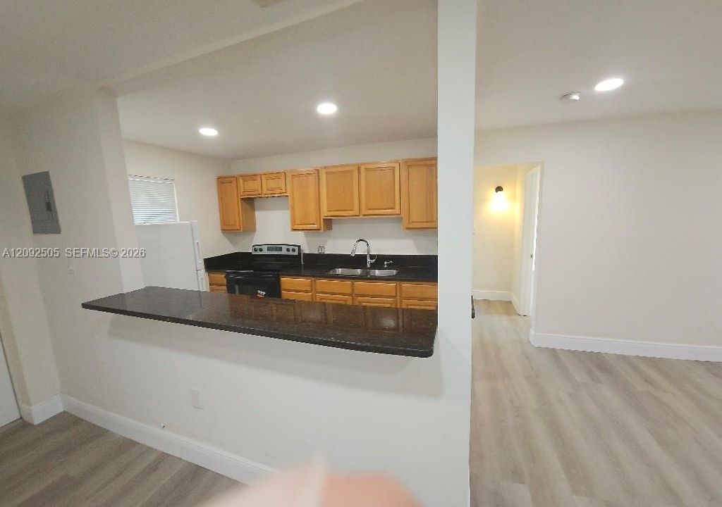 В аренду: $3,100 (2 спален, 1 ванн, 825 Квадратных фут)