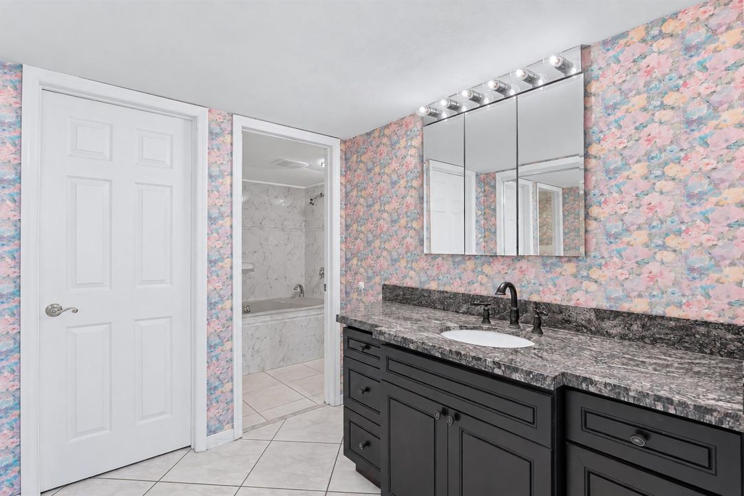 Master En-Suite Bathroom
