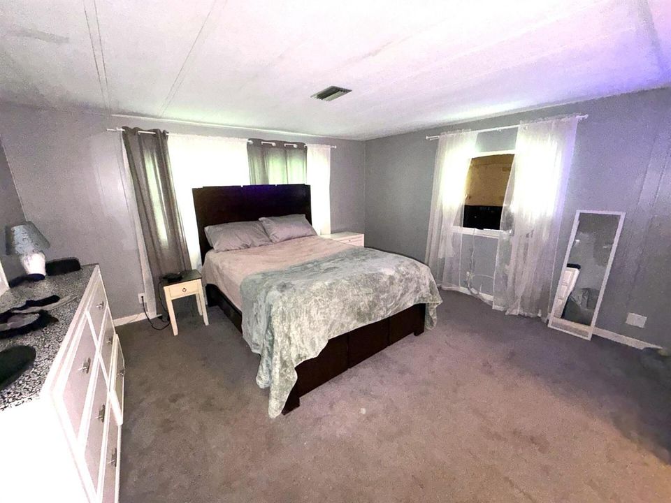 bedroom 1-r