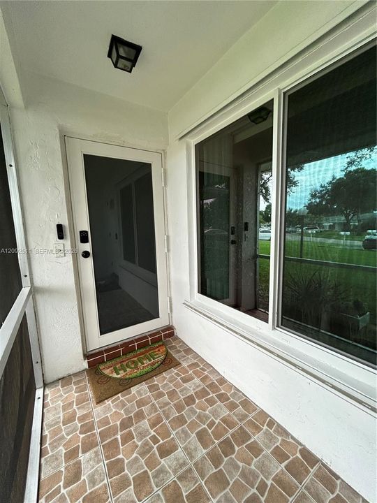 For Rent: $2,050 (1 beds, 2 baths, 1046 Square Feet)