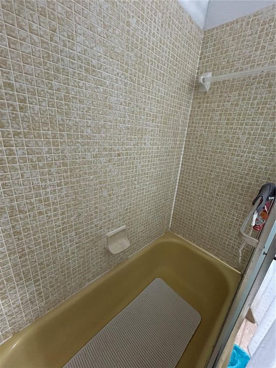 For Rent: $2,050 (1 beds, 2 baths, 1046 Square Feet)