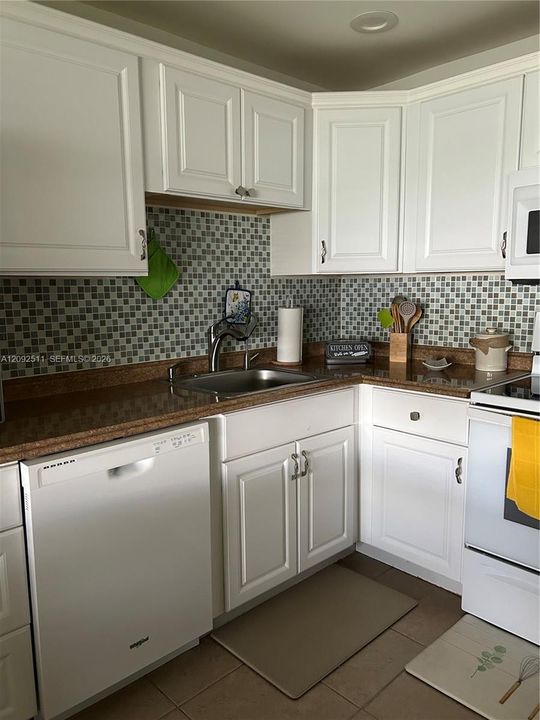 For Rent: $2,050 (1 beds, 2 baths, 1046 Square Feet)