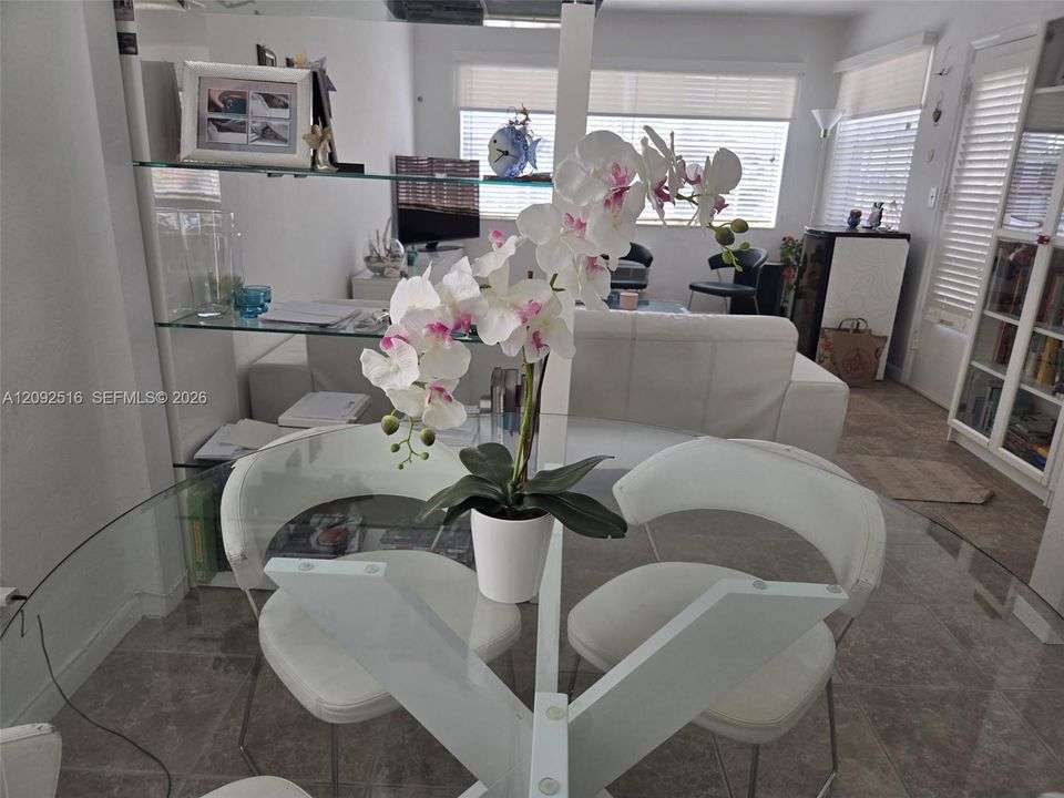For Sale: $295,500 (1 beds, 1 baths, 646 Square Feet)