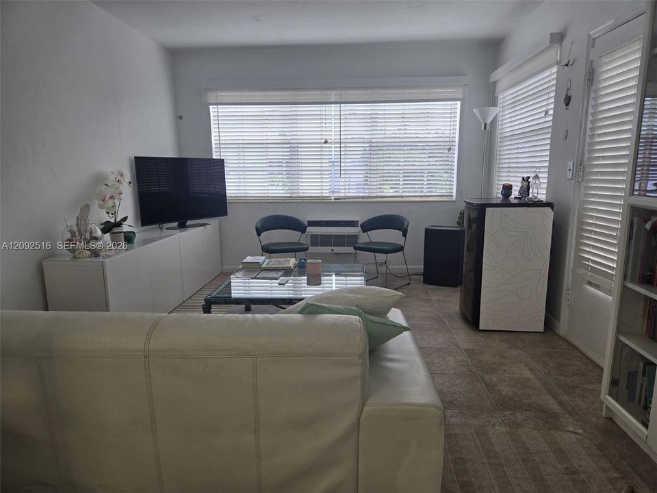 For Sale: $295,500 (1 beds, 1 baths, 646 Square Feet)