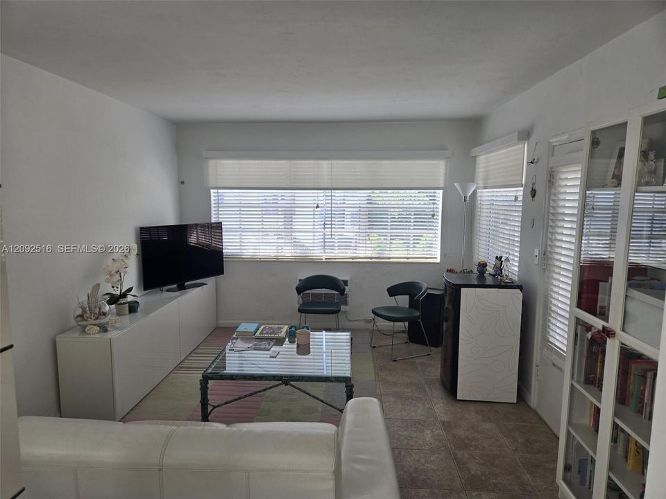 For Sale: $295,500 (1 beds, 1 baths, 646 Square Feet)