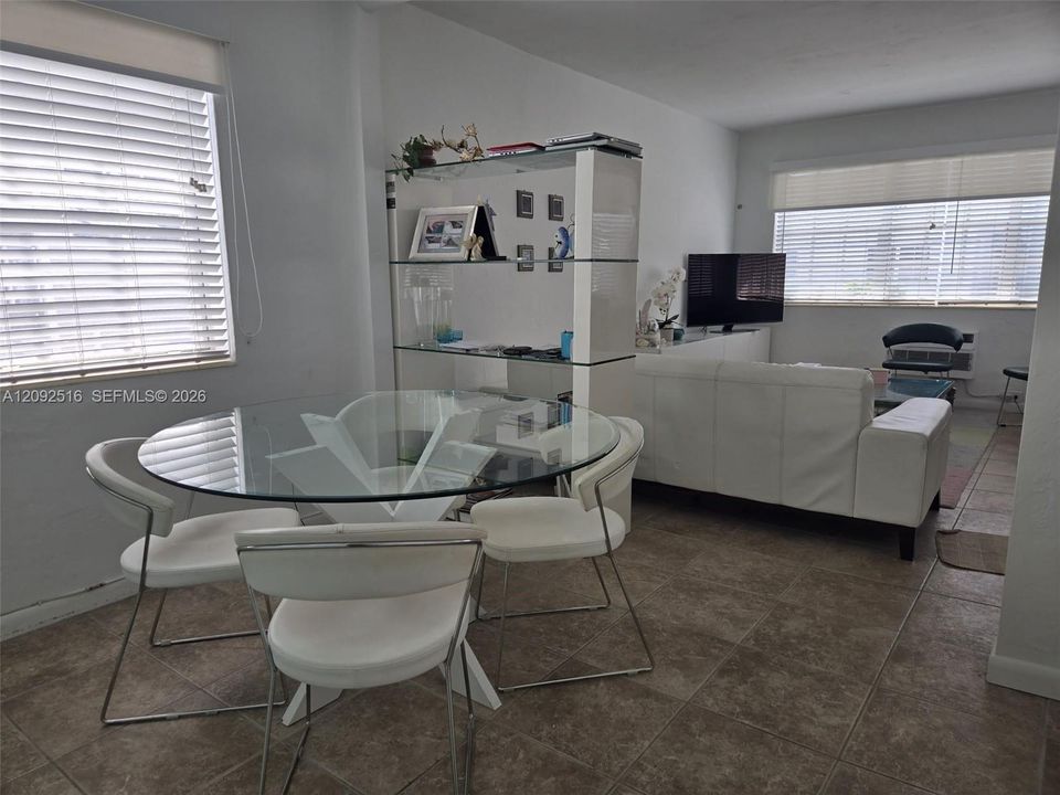For Sale: $295,500 (1 beds, 1 baths, 646 Square Feet)