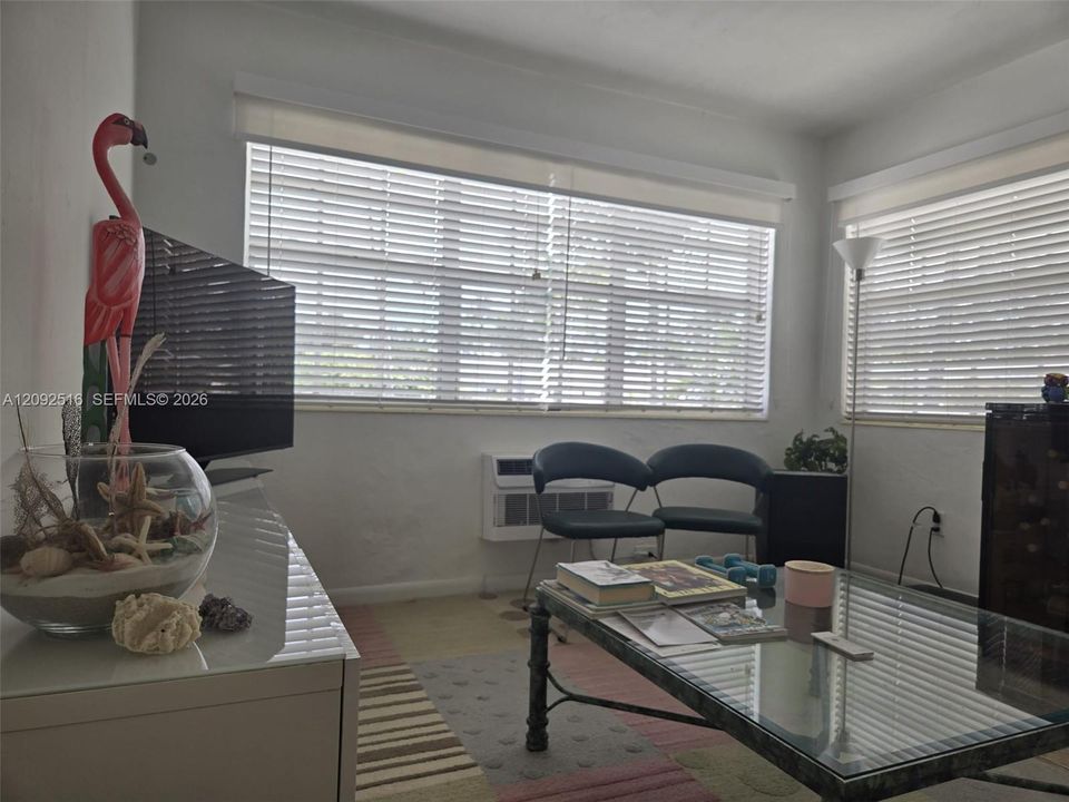 For Sale: $295,500 (1 beds, 1 baths, 646 Square Feet)