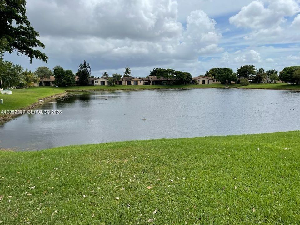For Rent: $2,300 (2 beds, 2 baths, 957 Square Feet)