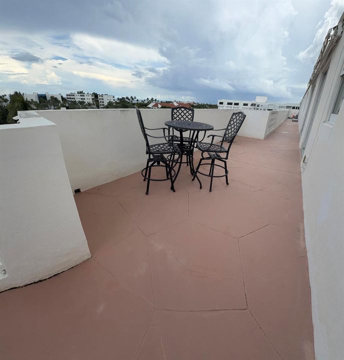 OVERSIZED BALCONY