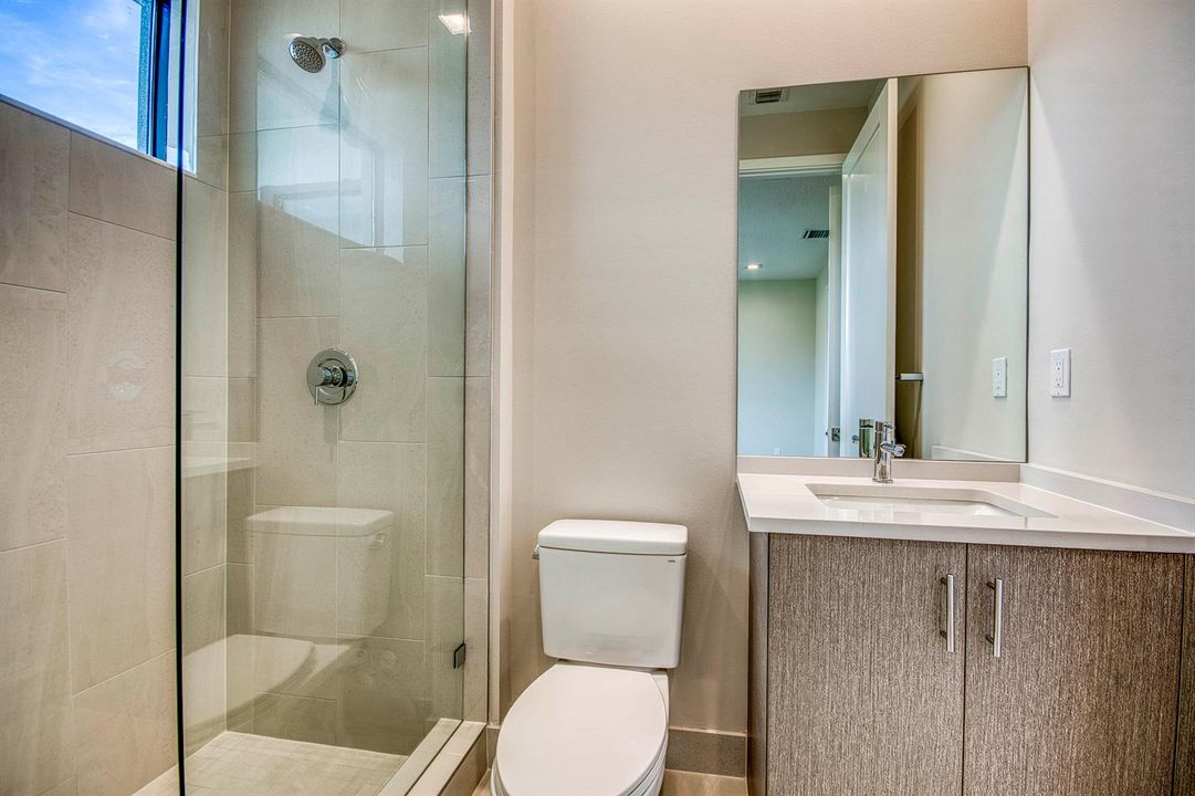 Guest Ensuite Bath 5